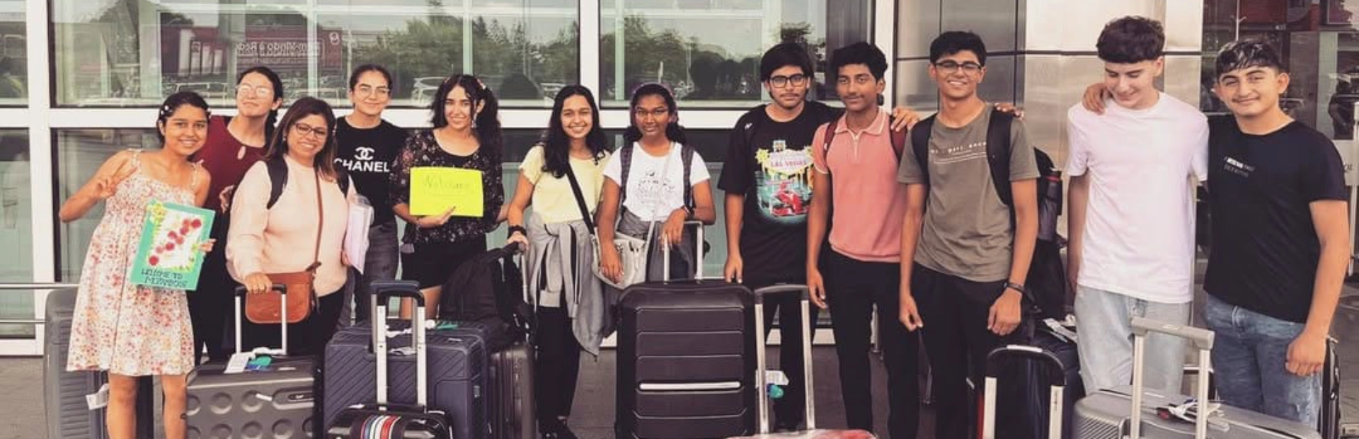 Exchange students are welcomed by some members of the Student Council.